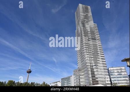 26. September 2023, Nordrhein-Westfalen, Köln: Mit 148,1 Metern und 43 Stockwerken ist der Kölnturm im Mediapark das höchste Bürogebäude. Foto: Horst Galuschka/dpa Stockfoto