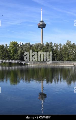 26. September 2023, Nordrhein-Westfalen, Köln: Der Kölner Fernsehturm Colonius wurde ab 1978 errichtet und am 3. Juni 1981 mit Werbung für die Telekom eingeweiht. Foto: Horst Galuschka/dpa Stockfoto