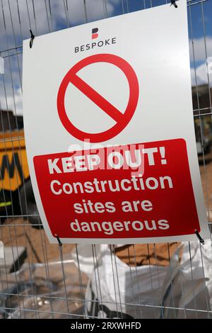 Halten Sie sich fern! Warnschild auf der Baustelle in Birmingham, England Stockfoto