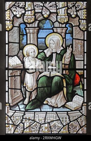 Buntglasfenster von Percy Bacon, das St Silvia zeigt, wie sie ihren Sohn St. Gregory den Großen, Holy Trinity Church, Leamington Spa, Warwickshire unterrichtet Stockfoto