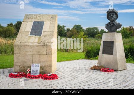 Statue und Gedenkstätte für Major John Howard, in der Nähe der Pegasus Bridge. Normandie Frankreich. August 2023. Stockfoto