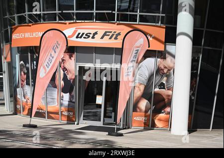 26. September 2023, Nordrhein-Westfalen, Köln: Eintritt zum FitnessCenter Just Fit gehört heute als regionaler Anbieter zu den größten Fitnessunternehmen Deutschlands. Foto: Horst Galuschka/dpa Stockfoto