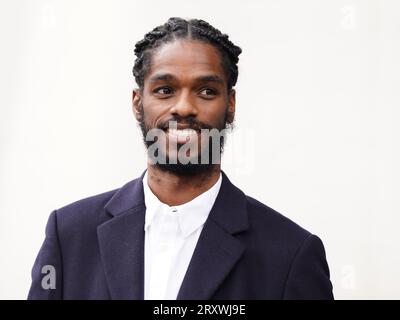 Ricardo Dos Santos vor dem Palestra House im Zentrum von London, wo er Beweise für das grobe Fehlverhalten von fünf Polizeibeamten der Metropolitan Police bei der Durchsuchung und der Suche nach zwei schwarzen britischen Athleten vorlegte. Ricardo Dos Santos und seine Partnerin Bianca Williams wurden im Juli 2020 in Maida Vale im Norden Londons angehalten und mit Handschellen gefesselt, während sie mit ihrem Baby fuhren. Bilddatum: Mittwoch, 27. September 2023. Stockfoto