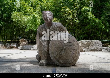 Beijing City, China - 22. Juni 2023: Steinskulptur in der „Cross Sea East Expedition“ Scenic Spot of Purple Bamboo Park, Haidian District, Peking. Stockfoto