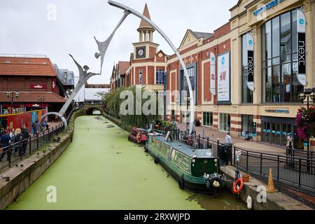 Lincoln, Lincolnshire, Großbritannien, 19. September. Blick auf den Fluss Witham, der am 19. September 2023 durch Lincoln, Lincolnshire führt. Nicht identifizierte Personen Stockfoto