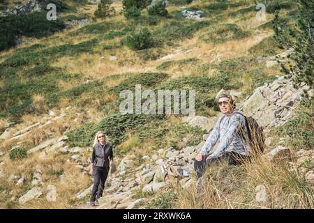Junger Mann und Erwachsene, die Berge im Urlaub erklimmen, Sportkonzept und Erfolg Stockfoto