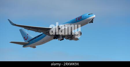 Teneriffa, Spanien, 16. september 2023. TUI Fly Airlines Boeing 767. Bild einer Tui Airlines fliegt am blauen Himmel Stockfoto