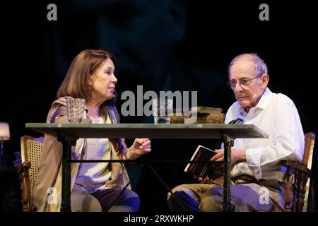 Maria Jose Goyanes und Emilio Gutierrez treten während der Vorstellung der Show „Galdós amor“ im Fernan Gomez Theater in Madrid im September 27 auf; Stockfoto