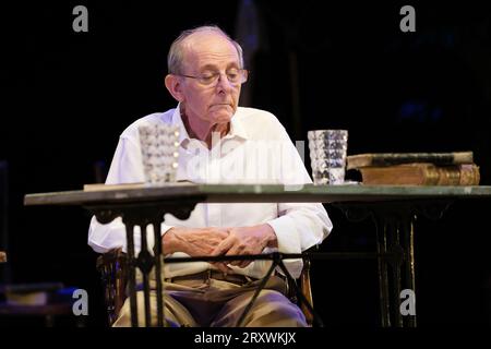 Emilio Gutierrez tritt während der Vorstellung der Show „Galdós amor“ im Fernan Gomez Theater in Madrid auf, 27. September 2023, Spanien Stockfoto