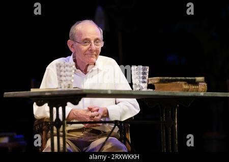 Emilio Gutierrez tritt während der Vorstellung der Show „Galdós amor“ im Fernan Gomez Theater in Madrid auf, 27. September 2023, Spanien Stockfoto