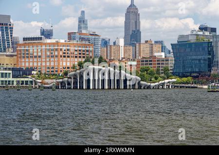 Little Island erhebt sich auf Pfählen aus vorgefertigtem Zement, zwei Fußbrücken verbinden den Park mit der Küste im New Yorker Meatpacking District. Stockfoto