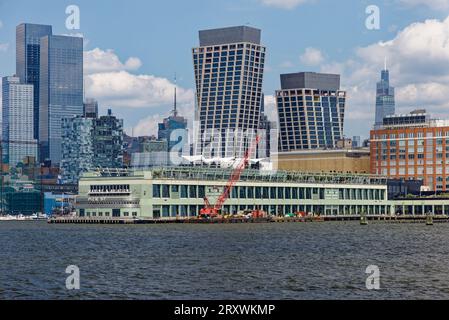 Pier 57, ein im Art déco-Stil gehaltenes Terminal, das einst von Grace Line genutzt wurde, ist heute hauptsächlich Bürofläche. Stockfoto