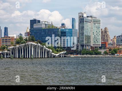 Little Island erhebt sich auf Pfählen aus vorgefertigtem Zement, zwei Fußbrücken verbinden den Park mit der Küste im New Yorker Meatpacking District. Stockfoto