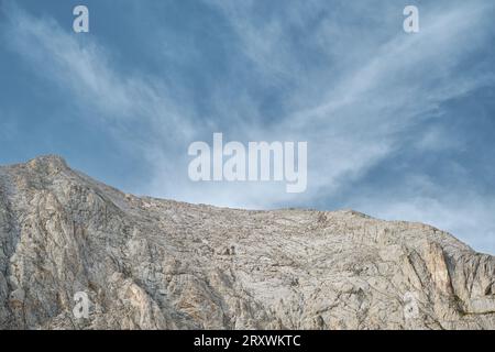 Blick auf den Kamm von Vihrena vom Kazana Shelter, aktive Erholung und Wandern auf den beliebten Routen Stockfoto