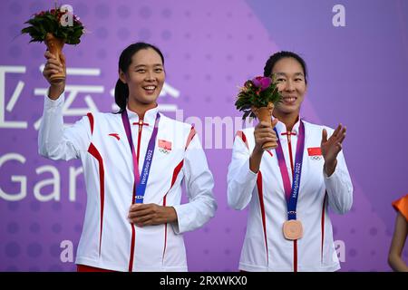 NINGBO, 27. September 2023 (Xinhua) -- Bronzemedaillengewinner Wang Fan (L)/Dong Jie aus China nehmen an der Preisverleihung für Frauen-Beach-Volleyball bei den 19. Asienspielen in Ningbo, Ostchinesische Provinz Zhejiang, 27. September 2023 Teil. (Xinhua/Chen Bin) Stockfoto