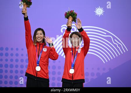 NINGBO, 27. September 2023 (Xinhua) -- die Silbermedaillengewinner Ishii Miki (R)/Mizoe Sayaka aus Japan nehmen an der Preisverleihung für Damen-Beach-Volleyball bei den 19. Asienspielen in Ningbo, ostchinesische Provinz Zhejiang, 27. September 2023 Teil. (Xinhua/Chen Bin) Stockfoto