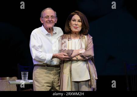 Maria Jose Goyanes und Emilio Gutierrez treten während der Vorstellung der Show „Galdós amor“ im Fernan Gomez Theater in Madrid im September 27 auf; Stockfoto