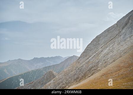 Blick auf herannahende Gewitter, aktive Erholung und Wandern auf den beliebten Routen des Pirin Park Stockfoto