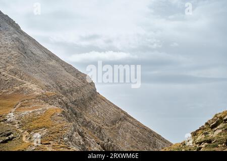 Blick auf herannahende Gewitter, aktive Erholung und Wandern auf den beliebten Routen des Pirin Park Stockfoto