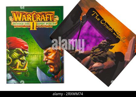 Warcraft II Tides of Darkness Deluxe-Computerspiel, Warcraft II Beyond the Dark Portal Buch und das Orkische Zauberbuch auf weißem Hintergrund Stockfoto