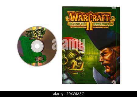 Warcraft II Tides of Darkness Deluxe-Computerspiel, Warcraft II Beyond the Dark Portal Buch und CD isoliert auf weißem Hintergrund Stockfoto