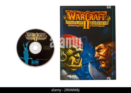 Warcraft II Tides of Darkness Deluxe-Edition Computerspiel, Buch und Disc isoliert auf weißem Hintergrund Stockfoto