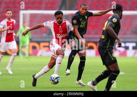 AMSTERDAM, NIEDERLANDE - SEPTEMBER 27: Chuba Akpom aus Ajax, Calvin Stengs aus Feyenoord während des niederländischen Eredivisie-Spiels zwischen Ajax und Feyenoord in der Johan Cruijff Arena am 27. September 2023 in Amsterdam, Niederlande. (Foto: Peter Lous/Orange Pictures) Credit: Orange Pics BV/Alamy Live News Stockfoto