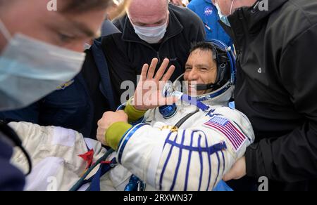 Zhezkazgan, Kasachstan. 27. September 2023. Expedition 69 NASA-Astronaut Frank Rubio weht, als er aus dem russischen Sojus MS-23-Raumschiff am 27. September 2023 in Zhezkazgan, Kasachstan, heraus geholfen wird. Die Roscosmos-Kosmonauten Sergey Prokopyev, Dmitri Petelin und NASA-Astronaut Frank Rubio kehrten nach 371 Tagen an Bord der Internationalen Raumstation zurück. Quelle: Bill Ingalls/NASA/Alamy Live News Stockfoto