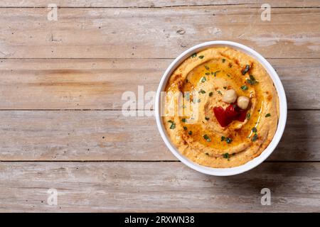 Gerösteter Hummus mit rotem Pfeffer auf Holztisch Stockfoto