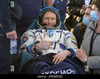 Zhezkazgan, Kasachstan. 27. September 2023. Expedition 69 Roscosmos-Kosmonaut Sergej Prokopjew gibt nach der Landung an Bord der russischen Sojus MS-23 am 27. September 2023 in Zhezkazgan, Kasachstan, einen Daumen nach oben. Die Roscosmos-Kosmonauten Sergey Prokopyev, Dmitri Petelin und NASA-Astronaut Frank Rubio kehrten nach 371 Tagen an Bord der Internationalen Raumstation zurück. Quelle: Bill Ingalls/NASA/Alamy Live News Stockfoto