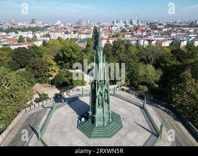 27. September 2023, Berlin: Auf dem höchsten Punkt des Viktoriaparks auf dem Kreuzberg im gleichnamigen Bezirk steht das Nationaldenkmal der Befreiungskriege (1813–1815), das an den Sieg gegen Napoleon erinnert. An der Spitze des Denkmals, das zwischen 1817 und 1821 von Karl Friedrich Schinkel erbaut wurde, befindet sich ein Eisernes Kreuz. Die Form des Verdienstordens, der erstmals im Krieg gegen Napoleon gestiftet wurde, bildet auch den Grundriss des Denkmals. Der ebenfalls von Schinkel entworfene Orden war der erste, der unabhängig von der sozialen Stellung vergeben wurde und galt daher auch als Zeichen der Anerkennung Stockfoto