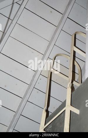 Metallleiter auf dem Dachboden Stockfoto