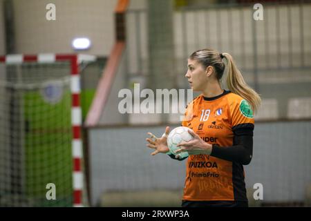 September 26, 2023, Gijon, Asturien, Spanien: Gijon, Spanien, 26. September 2023: Spieler der Super Amara Bera Bera, Elke Josselinne Karsten (18) mit dem Ball während des 8. Spieltags der Liga Guerreras Iberdrola 2023-24 zwischen dem Motiv.Co Gijon Balonmano La Calzada und der Super Amara Bera Bera, am 26. September 2023, im Sportpavillon La Arena in GijÃ³n, Spanien. (Bild: © Alberto Brevers/Pacific Press über ZUMA Press Wire) NUR REDAKTIONELLE VERWENDUNG! Nicht für kommerzielle ZWECKE! Stockfoto