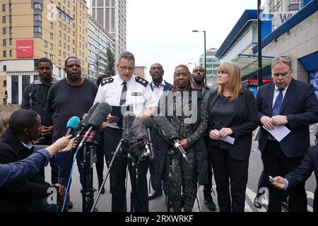 Chief Superintendent Andy Brittain sprach am Tatort in der Nähe des Whitgift Einkaufszentrums in Croydon, Süd-London, nachdem ein 15-jähriges Mädchen am Mittwochmorgen erstochen wurde. Die Polizei wurde um 8:30 Uhr gerufen, um Berichte über einen Messerstecher auf die Wellesley Road zu erhalten. Das Mädchen starb 40 Minuten später am Tatort. Bilddatum: Mittwoch, 27. September 2023. Stockfoto