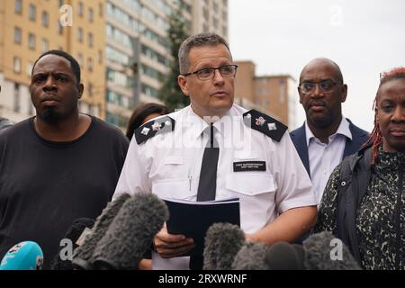 Chief Superintendent Andy Brittain sprach am Tatort in der Nähe des Whitgift Einkaufszentrums in Croydon, Süd-London, nachdem ein 15-jähriges Mädchen am Mittwochmorgen erstochen wurde. Die Polizei wurde um 8:30 Uhr gerufen, um Berichte über einen Messerstecher auf die Wellesley Road zu erhalten. Das Mädchen starb 40 Minuten später am Tatort. Bilddatum: Mittwoch, 27. September 2023. Stockfoto