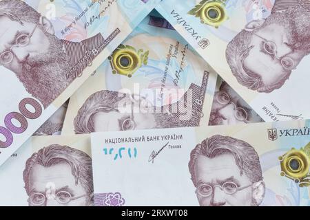 Nahaufnahme des Dreiecks aus tausend ukrainischen Hrivnya-Banknoten Stockfoto