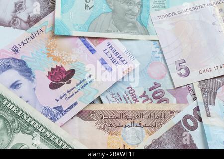 Währungsumtausch Hintergrund: Nahaufnahme von Banknoten aus mehreren Ländern Stockfoto