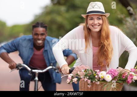 Ein junges gemischtes Paar reitet Fahrräder Stockfoto