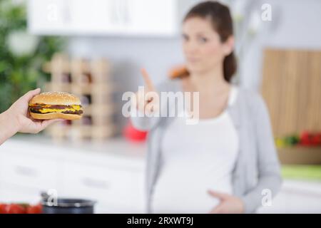 Glückliche Frau sagt Nein zu Ernährungseinschränkungen Stockfoto