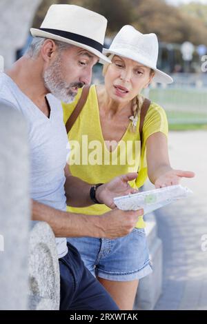 Das Seniorenpaar verlor, als es draußen einen Streit hatte Stockfoto