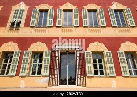 Außenfassade des Musée Matisse (1670 bis 1685 erbaut, Villa des Arènes wurde ursprünglich Gubernatis-Palast genannt) mit Trompe-l'oeil dekoriert. Nizza, Frankreich. (135) Stockfoto