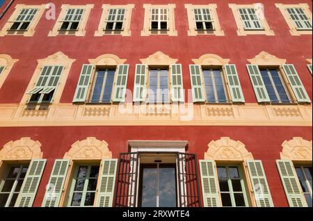 Außenfassade des Musée Matisse (1670 bis 1685 erbaut, Villa des Arènes wurde ursprünglich Gubernatis-Palast genannt) mit Trompe-l'oeil dekoriert. Nizza, Frankreich. (135) Stockfoto