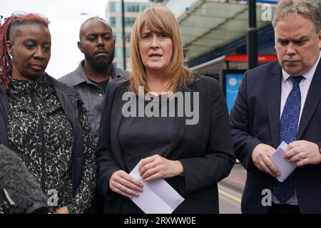 Donna Murray-Turner, Vorsitzende des örtlichen Safer Neighbourhood Board (links), Croydon-Abgeordnete Sarah Jones (Mitte) und Croydon-Bürgermeister Jason Perry (rechts), sprachen vor Ort in der Nähe des Whitgift-Einkaufszentrums in Croydon, Süd-London, nachdem ein 15-jähriges Mädchen am Mittwochmorgen erstochen wurde. Die Polizei wurde um 8:30 Uhr gerufen, um Berichte über einen Messerstecher auf die Wellesley Road zu erhalten. Das Mädchen starb 40 Minuten später am Tatort. Bilddatum: Mittwoch, 27. September 2023. Stockfoto