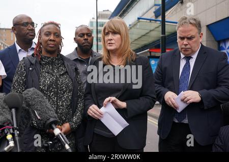 Donna Murray-Turner, Vorsitzende des örtlichen Safer Neighbourhood Board (2. Links), Croydon-Abgeordnete Sarah Jones (Mitte) und Croydon-Bürgermeister Jason Perry (rechts), sprachen am Tatort in der Nähe des Whitgift-Einkaufszentrums in Croydon, Süd-London, nachdem ein 15-jähriges Mädchen am Mittwochmorgen erstochen wurde. Die Polizei wurde um 8:30 Uhr gerufen, um Berichte über einen Messerstecher auf die Wellesley Road zu erhalten. Das Mädchen starb 40 Minuten später am Tatort. Bilddatum: Mittwoch, 27. September 2023. Stockfoto