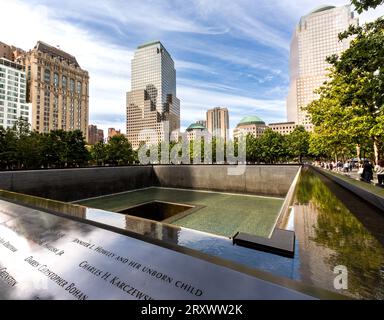 GROUND ZERO, NEW YORK, USA, - 16. SEPTEMBER 2023. Eine Vertorama-Landschaft mit dem reflektierenden Pool-Denkmal am Ground Zero und dem One World Trade Center Stockfoto