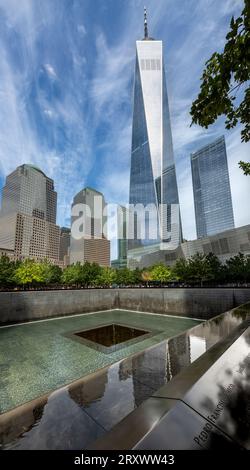 GROUND ZERO, NEW YORK, USA, - 16. SEPTEMBER 2023. Eine Vertorama-Landschaft mit dem reflektierenden Pool-Denkmal am Ground Zero und dem One World Trade Center Stockfoto