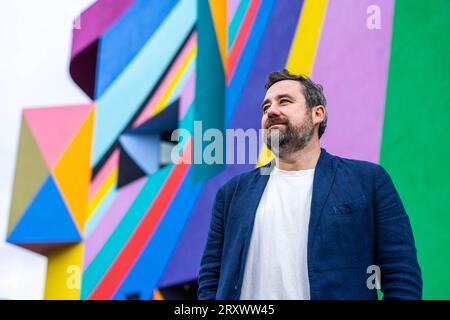 EDITORIAL USE ONLY Joe Hill, CEO von Towner Eastbourne, das das Kulturprogramm Eastbourne ALIVE betreibt und auch den Turner Prize 2023 in East Sussex ausrichtet, auf dem Bild vor der Galerie. Bilddatum: Mittwoch, 27. September 2023. Stockfoto