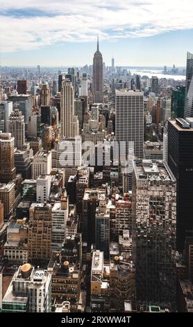 MANHATTAN, NEW YORK, USA, - 15. SEPTEMBER 2023. Ein vertikaler Blick auf die Landschaft des Empire State Building und des umliegenden Viertels in Midtown Manhattan Stockfoto