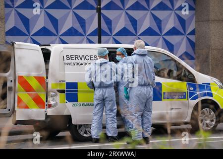 Forensische Ermittler am Tatort in der Nähe des Whitgift Einkaufszentrums in Croydon, Süd-London, nachdem ein 15-jähriges Mädchen am Mittwochmorgen erstochen wurde. Die Polizei wurde um 8:30 Uhr gerufen, um Berichte über einen Messerstecher auf die Wellesley Road zu erhalten. Das Mädchen starb 40 Minuten später am Tatort. Bilddatum: Mittwoch, 27. September 2023. Stockfoto