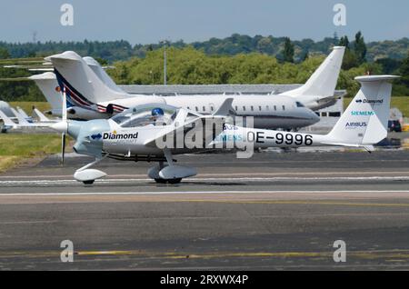 Diamond DA36 E-Star, entwickelt von Siemens, EADS und Diamond Aircraft. Elektrisch angetriebenes Hybrid-Flugzeug. Batterie- und benzinbetriebenes Flugzeug in Farnborough Stockfoto